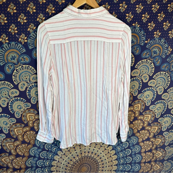 🦋5/20$🦋 striped stretchy button up shirt - Picture 8 of 8